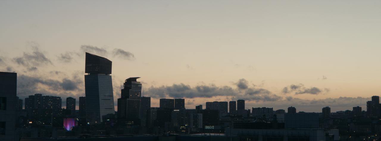 La ville au crépuscule, vue depuis les toits