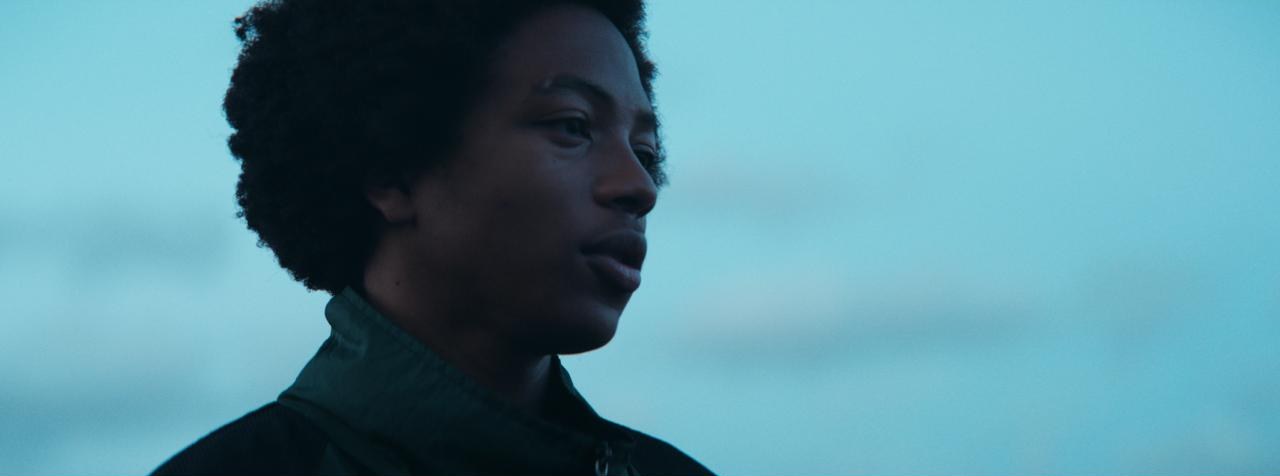 Portrait au crépuscule sur fond de ciel bleu